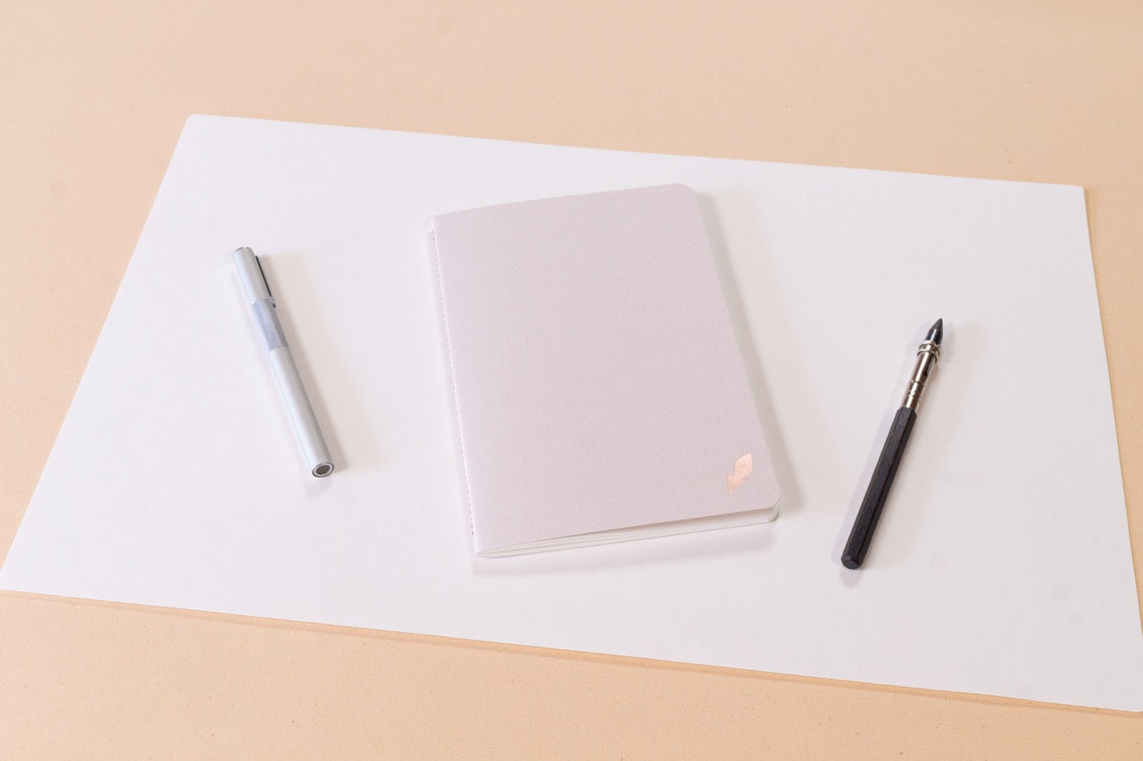 Cahier ligné - Les essentiels · Reliure Singer & dorure