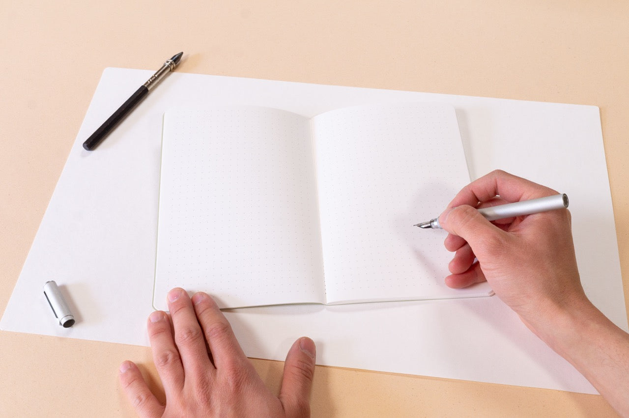 Cahier pointillé - Les essentiels · Reliure Singer & dorure